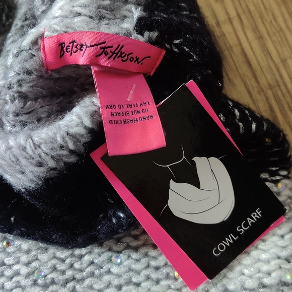 New Betsey Johnson crystal cowl scarf - Picture 3 of 3